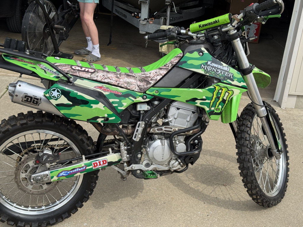 GUTS - Kawasaki - Custom Ribbed Seat Cover | MojoMotoSport